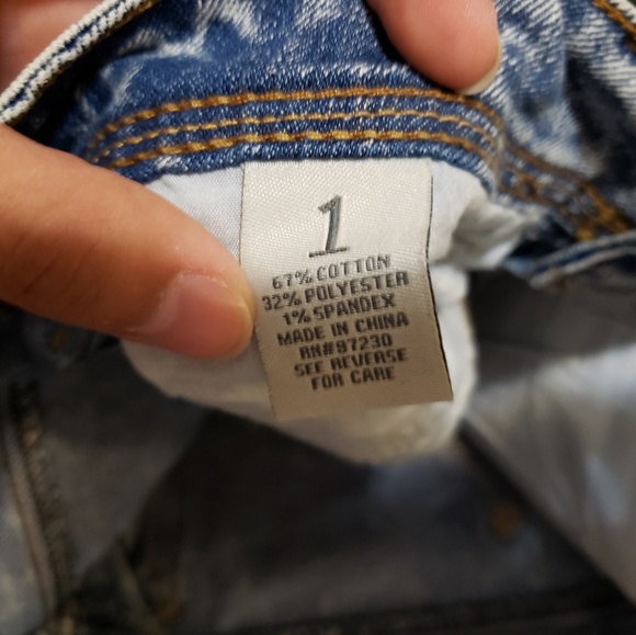 🔴 SOLD 2 pairs of Jean shorts - Picture 4 of 7